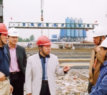       圖為學(xué)院畢業(yè)生韋世國副局長（左一）、學(xué)院畢業(yè)生九泰公司 總經(jīng)理關(guān)和平（中）在施工現(xiàn)場